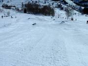 Kinderfunpark met boxen in het dal bij de beginnersliften