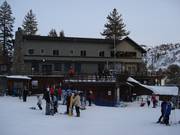 Base Lodge bij het dalstation