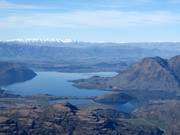 Uitzicht vanaf Treble Cone op het plaatsje Wānaka aan Lake Wānaka