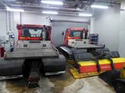 De twee pistevoertuigen van de skihal Ski Egypt