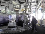 Het personeel is aanwezig bij de gondelbaan.