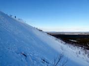 Steile poedersneeuwhelling in Levi