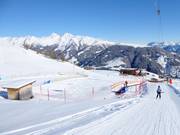 Afgebakend beginnersgebied bij het bergstation van de gondelbaan