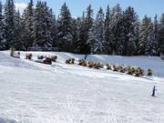 De sneeuwkanonnen wachten op hun volgende inzet.