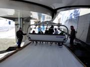 Het personeel is aanwezig bij het instappen.