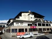 Het hotel Mein Almhof direct aan het einde van de piste naar Nauders