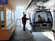 Personeel overhandigt de ski's