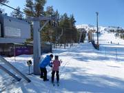 Bij de sleeplift wordt de beugel aangereikt.