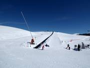 Gemakkelijke piste in het kinderskiland