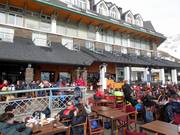 Samen zitten bij het dalstation Pradollano