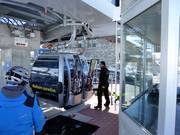 Het personeel is aanwezig bij het instappunt.