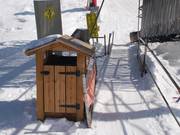 Afvalbak bij de lifttoegang