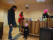 Aan de bar zijn drankjes, wafels en worst verkrijgbaar.