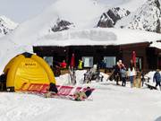 Zelfbedieningsrestaurant Le Schuss bij het bergstation van de Pelevos gondelbaan