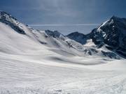 Brede poedersneeuwhellingen bij de dalafdaling