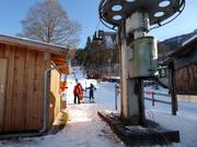 Het personeel helpt bij het instappen bij de sleeplift.