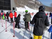 Bij het instappen worden de tickets nog met de hand gescand.