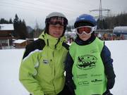 In de kinderskischool krijgt elk kind een cape met naam