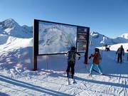 Pistekaart en informatiebord bij het bergstation