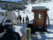 Kinderen worden bij het instappen geholpen