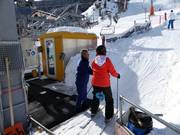 Het personeel helpt graag bij het instappen.