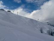 Diep sneeuw helling van de zeszitter Alpette