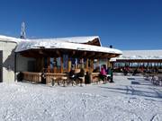 Gezellige bar bij het Schafberg Hüsli