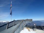 Het AlpspiX-platform bij de Osterfelderkopf steekt uit boven het Höllental.