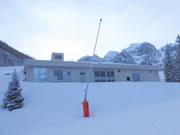 Sneeuwinstallatie met lans aan de rand van de piste