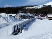 Overdekte transportband in het Touristsenter