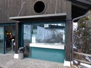 Verzorgde kassa bij het bergstation van de kabelbaan