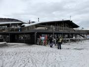 Main Lodge bij het dalstation met de verschillende restaurants