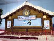 Kiosk bij het bergstation in de skihal