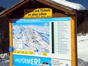 Bij de ingangen tonen overzichtsborden welke liften in bedrijf zijn.