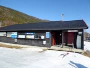 Verzorgde kassa met sanitaire voorzieningen bij het dalstation