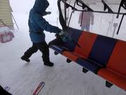 Bij sneeuwval wordt de sneeuw van de stoel geblazen.