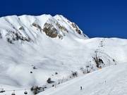 Diepe sneeuwhellingen bij de stoeltjeslift Bleis