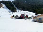 De sneeuwkanonnen wachten op hun volgende inzet.