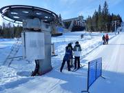 Het vriendelijke personeel reikt de beugel aan