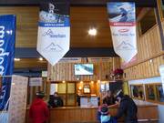 Verzorgde kassa-ruimte in het Main Chalet