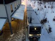 De trein stopt direct bij het skigebied.