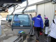 Hulp bij het instappen bij het dalstation Pozza-Buffaure