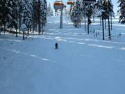 Onofficiële buckelpiste onder de stoeltjeslift