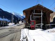 Het kabelbaanstation ligt direct bij het treinstation.