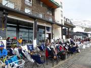 Samen zitten bij het dalstation Pradollano