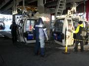 Het personeel is altijd aanwezig bij het instappen.