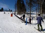 Op de transportband hebben de kleintjes veel plezier