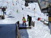 Personeel helpt graag bij het instappen.