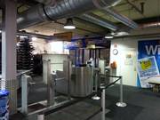 De ingang van de skihal