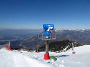 Krachtige sneeuwkanonnen in het skigebied Krvavec